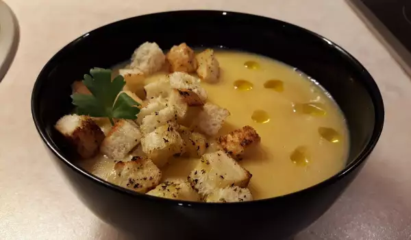 Cream soup with croutons